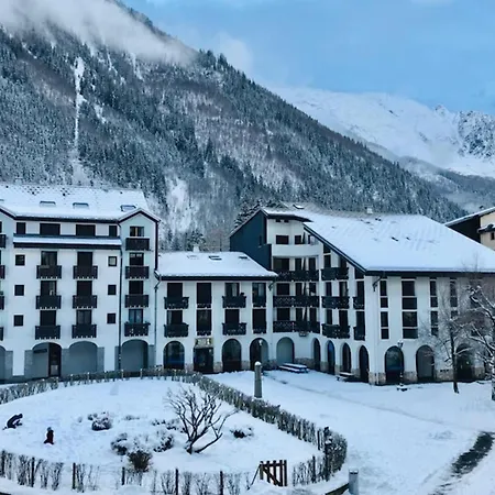 In The City Center With A View Of Mont Blanc Chamonix Exterior photo